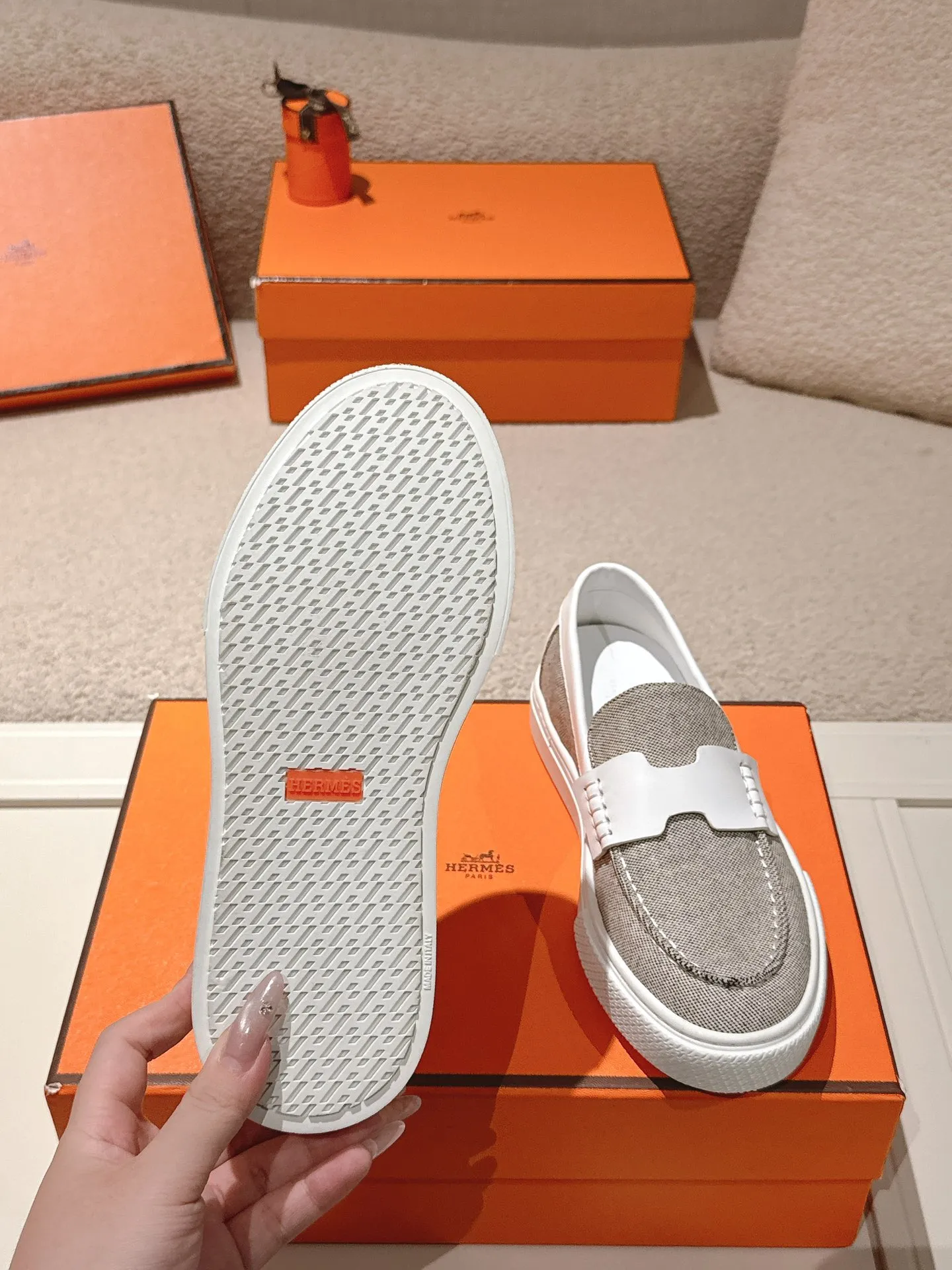 Men's men's shoes P620! Hermes# Thick Sole Couple Loafers These lace-up free sneakers in calfskin and washed denim feature signature "H" details. The design is simple and smooth, creating a fashionable urban look. It is comfortable and versatile. H family classics are not outdated, and the delivery counter is beautifully packaged🛍📦 Fabric: Original customized washed denim/first-layer cowhide Lining: Imported soft sheepskin Sole: Original open-molded anti-slip TPU material Size: 35-45